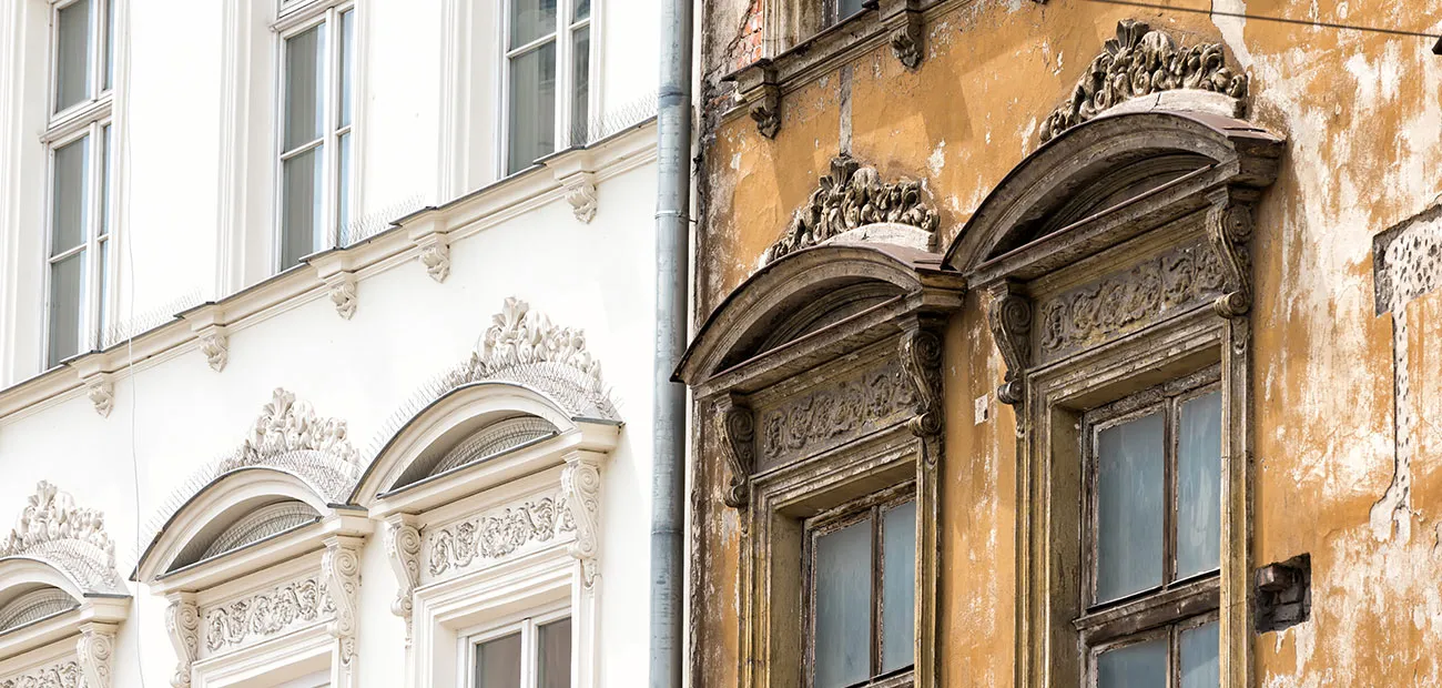 Sanierte und unsanierte historische Fassade im direkten Vergleich